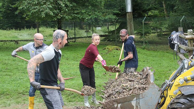 Über 100 Freiwillige kamen in den Wildpark Tambach, um nach dem Starkregen beim Aufräumen zu helfen.