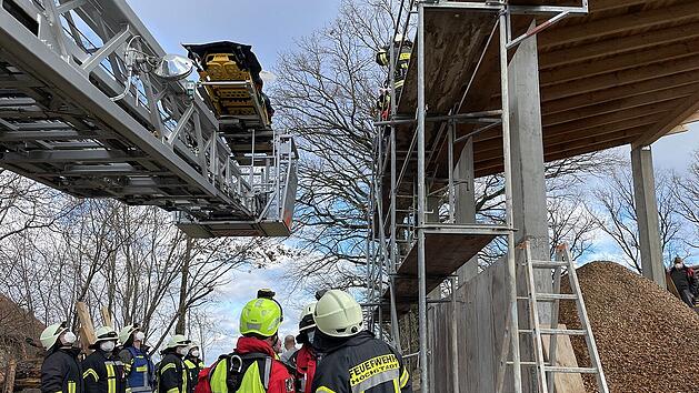 Höchstadt an der Aisch: Feuerwehr und Hubschrauber retten Verletzten von Dach