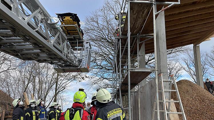 Höchstadt an der Aisch: Feuerwehr und Hubschrauber retten Verletzten von Dach