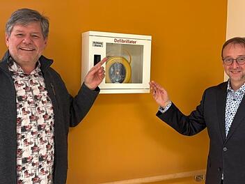 Dr. Steffen Coburger, Gesamtleiter des Awo-Sozialzentrums Redwitz (r.) bedankt sich bei Uwe Stegner.