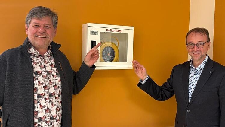 Dr. Steffen Coburger, Gesamtleiter des Awo-Sozialzentrums Redwitz (r.) bedankt sich bei Uwe Stegner.