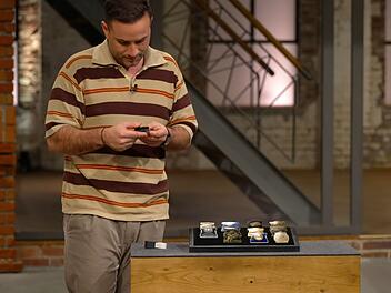 Kaum zu glauben, aber sowas hatte das "Bares für Rares"-Händlerteam noch nie gesehen. Nach der ersten Ratlosigkeit stieg jedoch schnell die Begeisterung - und der Preis ...