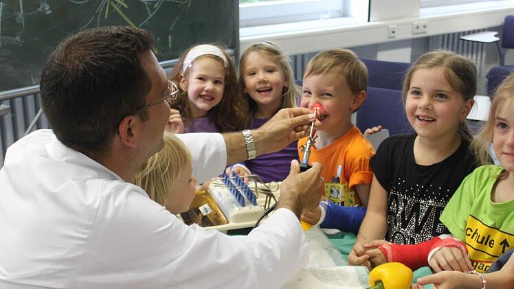 Dr. Matthias Blanke lässt die Kinder mit dem Arthroskop ins Innere ihrer Nase blicken.