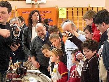 Nachbauten im Miniaturformat sind bei Jung und Alt gleichermaßen beliebt. Bei der Modellbauausstellung am kommenden Wochenende bleibt reichlich Zeit zum Träumen.  Fotos: Pfannes