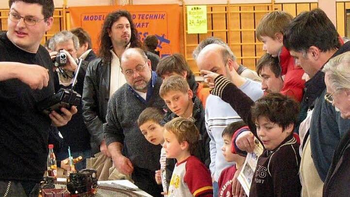Nachbauten im Miniaturformat sind bei Jung und Alt gleichermaßen beliebt. Bei der Modellbauausstellung am kommenden Wochenende bleibt reichlich Zeit zum Träumen.  Fotos: Pfannes