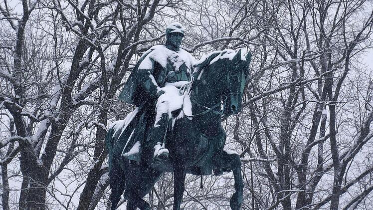 Winterimpressionen aus Coburg: Ernst II. als ReiterdenkmalFoto: Jochen Berger