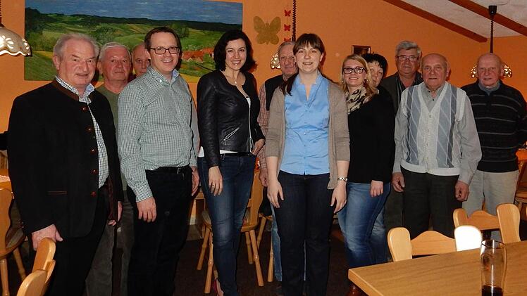 Die neue CSU-Führung in Breitbrunn mit (von links) Günther Geiling, Heinrich Baum, Franz Behütuns, Michael Geiling, Staatssekretärin Dorothee Bär, Alfons Strätz, CSU-Vorsitzende Cynthia Derra, Christine Kuchenmeister, Renate Derra, Richard Kuchenmeister, Willibald Reich und Leo Hofmann. Foto: privat