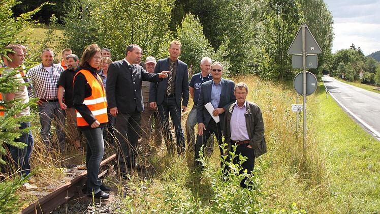 Exkursion zur Schiene: Der Gemeinderat Zeitlofs verlieh der Forderung nach einer zügigen Straßensanierung Nachdruck. Foto: Ulrike Müller
