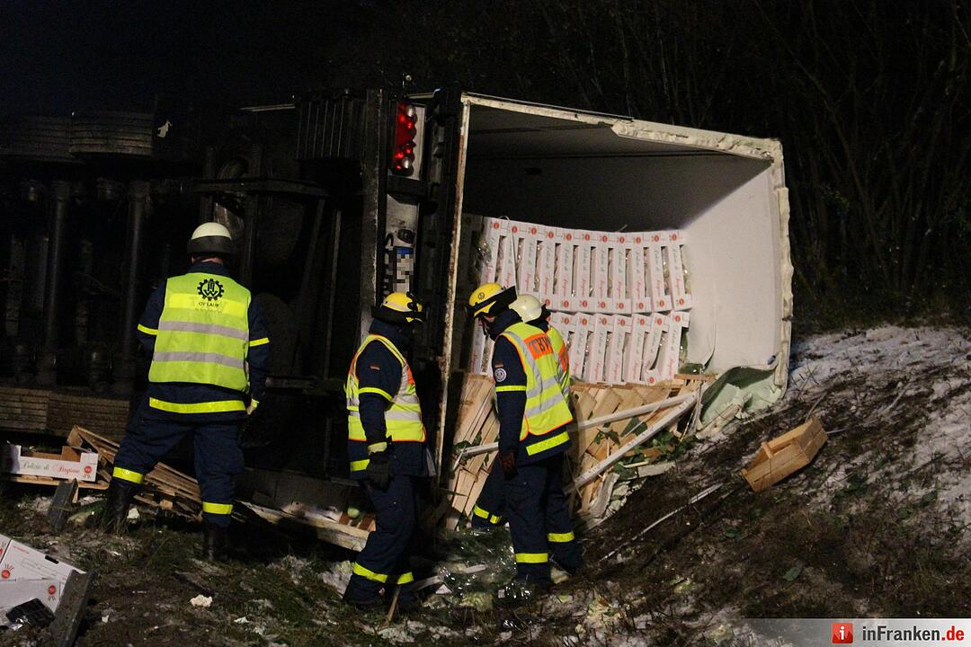 Gemüse-Sattelzug kippt auf A9 um