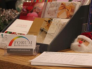 Erst seit wenigen Monaten liegen die Visitenkarten des Forums in Bad Brückenauer Geschäften aus - nun ist der Verband der Einzelhändler Geschichte. Foto: Ulrike Müller