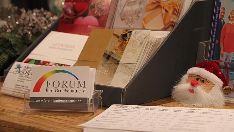Erst seit wenigen Monaten liegen die Visitenkarten des Forums in Bad Brückenauer Geschäften aus - nun ist der Verband der Einzelhändler Geschichte. Foto: Ulrike Müller