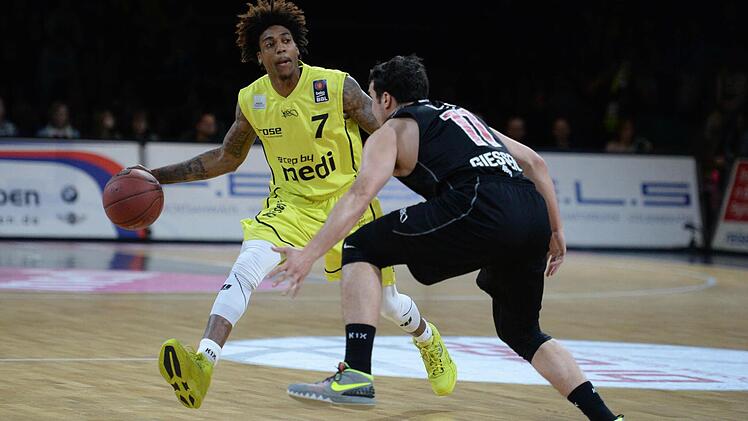Der starke Daniel Mullings (links) gegen den Gießener Antony DiLeo. Foto: Peter Mularczyk