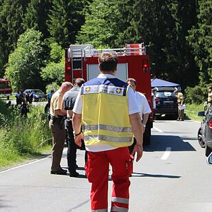 Motorradfahrer stuerzt und rutscht in Gegenverkehr - Biker verstirbt noch am Unfallort