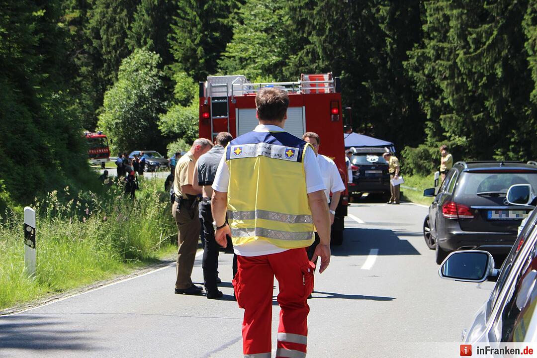 Motorradfahrer stuerzt und rutscht in Gegenverkehr - Biker verstirbt noch am Unfallort