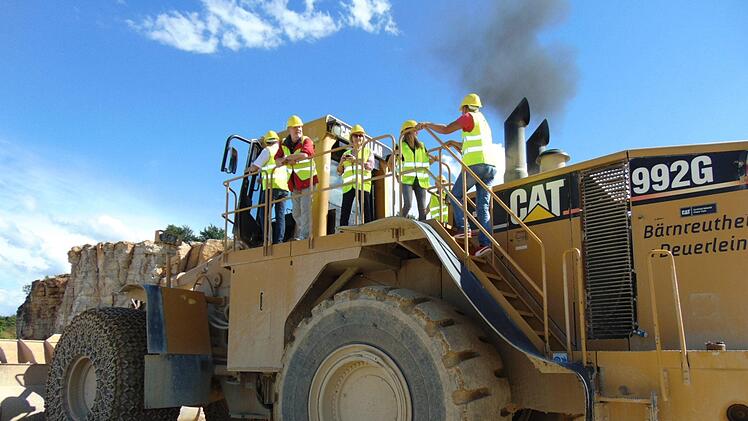 Vor der Sprengung geht es in Deckung. Foto: Petra Malbrich