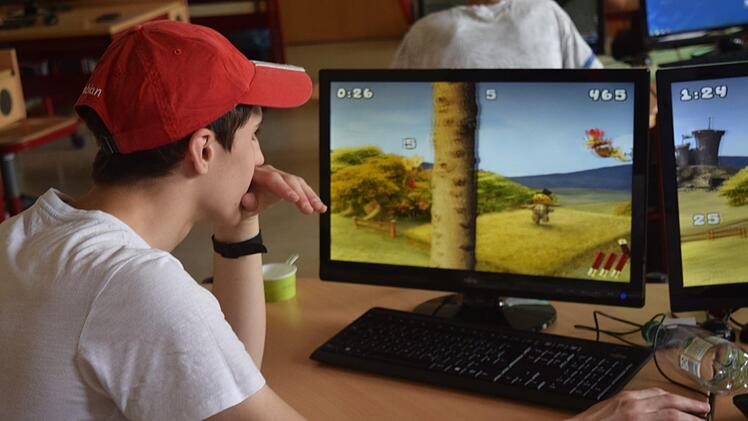Verpixelte Grafik und simples Gameplay: Fabian Herrmann wird bei den Retro-Games im EDV-Raum in die 90er katapultiert. Foto: Daniela Pondelicek