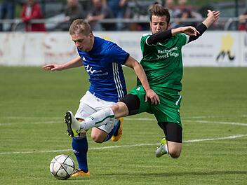 Im Hinspiel zwischen Frohnlach und Friesen wurde um jeden Ball gekämpft. Hier setzt der Friesener Andreas Baier (grünes Trikot) eine Grätsche gegen Sven Wieczorek an. Der SV verlor das Derby mit 0:3.  Foto: Heinrich Weiß