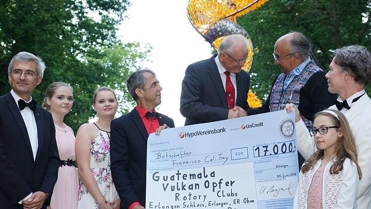Andreas Magerl, Rotary Club Erlangen Schloss, überreicht im Namen der Rotary Clubs Erlangen, Erlangen Schloss, Erlangen Ohm und Höchstadt einen Spendenscheck für die Opfer des Vulkanausbruchs in Guatemala, an den Botschafter José Francisco Cali Tzay.  Foto: Pascale Ferry