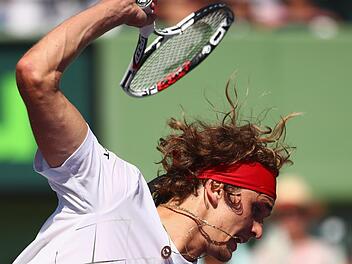 Frust-Attacke: Alexander Zverev zertr&uuml;mmert im dritten Satz des Finales gegen John Isner nach dem vorentscheidenden Aufschlagsspiel-Verlust seinen Schl&auml;ger. Clive Brunskill, afp