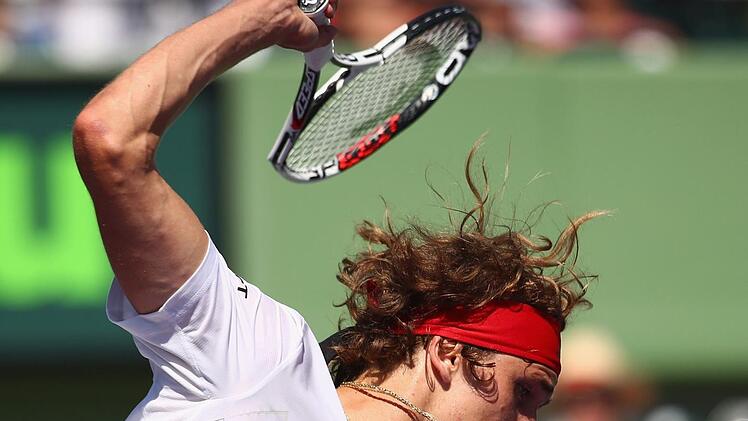 Frust-Attacke: Alexander Zverev zertr&uuml;mmert im dritten Satz des Finales gegen John Isner nach dem vorentscheidenden Aufschlagsspiel-Verlust seinen Schl&auml;ger. Clive Brunskill, afp