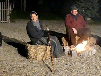 Bei den drei Waisenkindern (Marion Dippold, Thorsten Eichner und Christina Taylor) ist der Eilbote (Werner Eichner) gestürzt und hat einen Brief verloren. Dieter Hübner