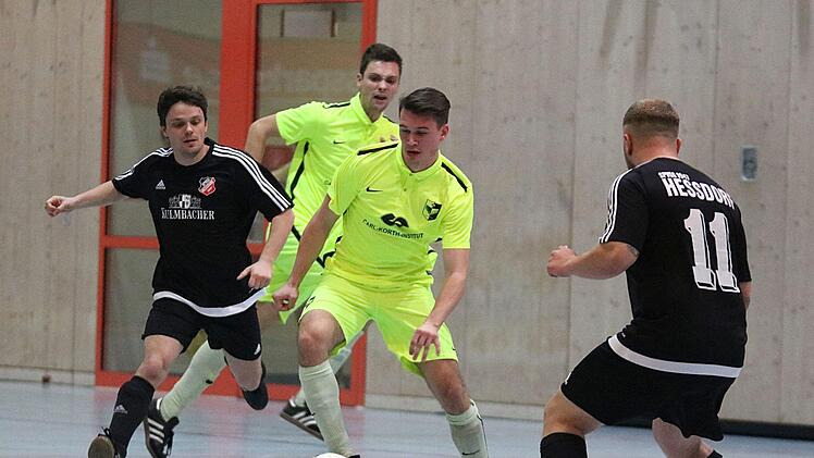 Die DJK Erlangen (gelbe Trikots) machte es den Gastgebern im ersten Halbfinale schwer, trotzdem siegte Heßdorf mit 1:0