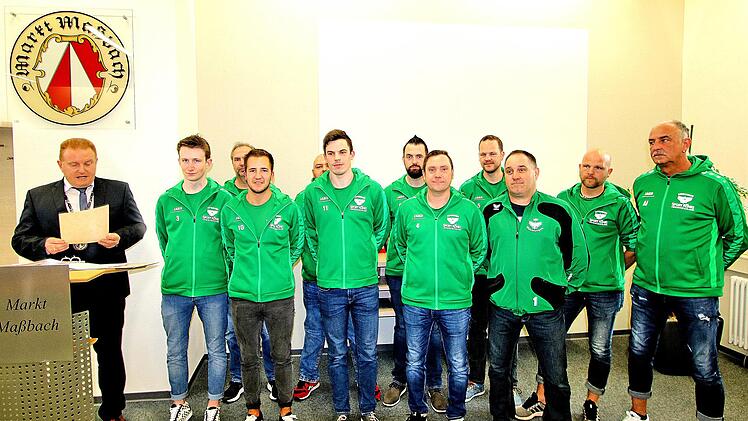 Die 1. Fußballmannschaft der DJK Weichtungen freut sich über den Aufstieg  in die  Kreisklasse Rhön. Foto: Dieter Britz