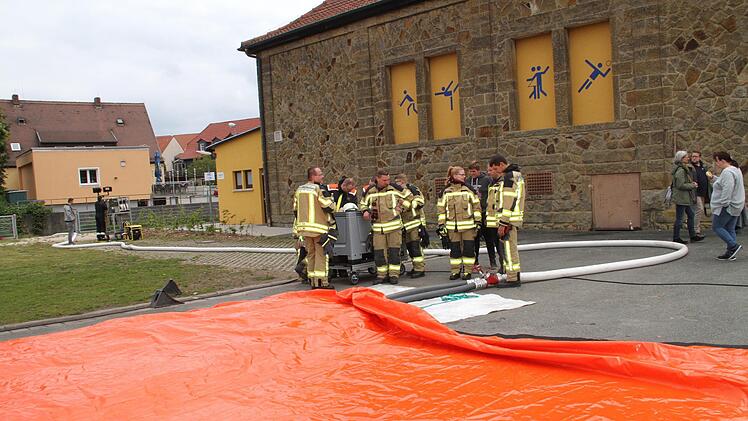: Ein Einsatz der Feuerwehr verhinderte eine Inbetriebnahme des mobilen Schlauchdeichs.
