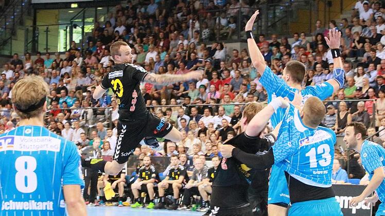 Das bisher letzte Aufeinandertreffen des HSC 2000 Coburg und des TVB Stuttgart gab es im Juni 2017 in der Porsche-Arena. Die Gastgeber behielten mit 26:20 die Oberhand, Florian Billek (mit Ball) erwischte mit acht Treffern trotzdem einen guten Tag.  Foto: Iris Bilek/Archiv
