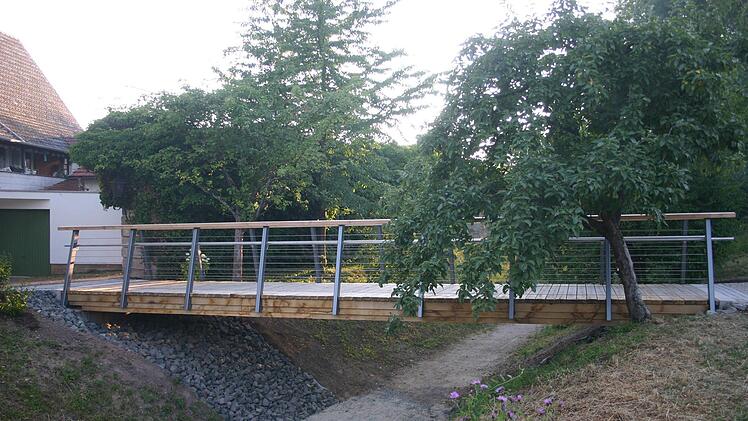 Nicht nur eine Br&uuml;cke, sondern ein verbindendes Element soll das neue 11,50 Meter lange und acht Tonnen schwere Bauwerk &uuml;ber den Wallgraben nach Worten von B&uuml;rgermeister Tobias Ehrlicher sein. Foto: Martin Rebhan