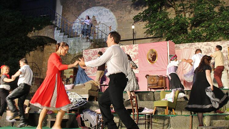 "Die Irre(n) von Chaillot" nach Jean  Giraudoux  war im vergangenen Jahr auf der Schlossbühne zu sehen.Archiv/Werner Vogel