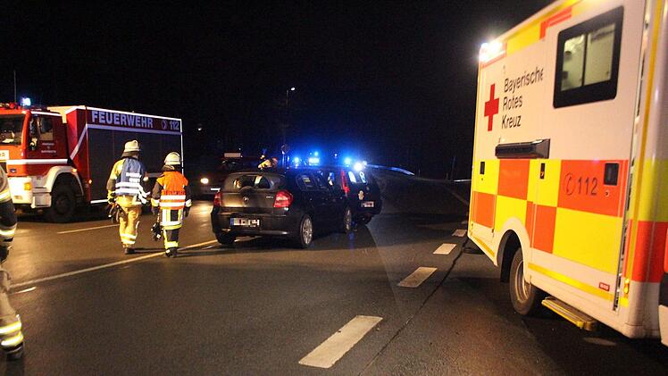 Bei einem Unfall auf der B22 wurde eine 47-Jährige in ihr Auto eingeklemmt.  Die Frau und eine 19-Jährige mussten ins Krankenhaus. Foto: NEWS5 / Holzheimer