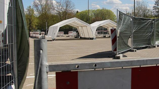 Ruhig war es am Freitagnachmittag im Corona-Testzentrum auf dem Parkplatz des Westbads in Alterlangen. Seit 30. März werden hier im Drive-In-Verfahren Abstriche von Verdachtsfällen   im Auto gemacht, allerdings nur auf Absprache mit dem Gesundheitsamt. Foto: Christian Bauriedel