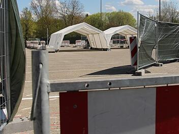 Ruhig war es am Freitagnachmittag im Corona-Testzentrum auf dem Parkplatz des Westbads in Alterlangen. Seit 30. März werden hier im Drive-In-Verfahren Abstriche von Verdachtsfällen   im Auto gemacht, allerdings nur auf Absprache mit dem Gesundheitsamt. Foto: Christian Bauriedel