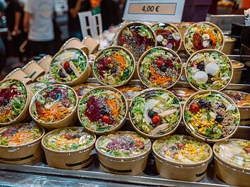 Fertigsalat im Supermarkt