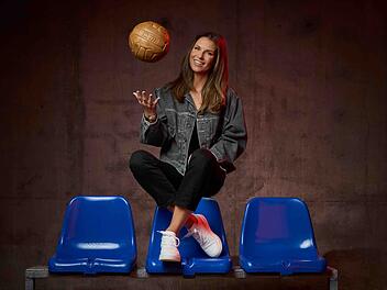 Auf vielen Kanälen und in unzähligen Formaten als Moderatorin oder Gast aktiv: Laura Wontorra. Nun jongliert sie auch in Liga 2 bei RTL mit dem Ball.
