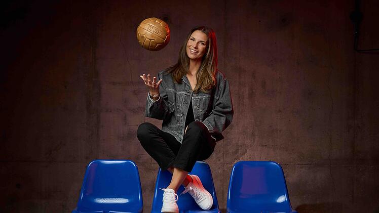Auf vielen Kanälen und in unzähligen Formaten als Moderatorin oder Gast aktiv: Laura Wontorra. Nun jongliert sie auch in Liga 2 bei RTL mit dem Ball.