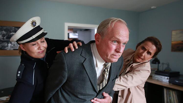 Polizistin Schreiner (Monika Wojtyllo, links) und Magda W&auml;chter (Barbara Phillipp) m&uuml;ssen den emotionalen Felix Murot (Ulrich Tukur) zur&uuml;ckhalten.