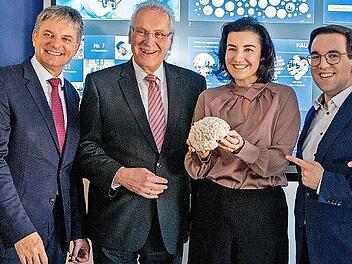 V.l.: Der &auml;rztliche Direktor des Uniklinikums Erlangen Heinrich Iro, FAU-Pr&auml;sident Joachim Hornegger, Bayerns Innenminister Joachim Herrmann, Bundesforschungsministerin Dorothee B&auml;r, Bundestagsabgeordneter Konrad K&ouml;rner und Erlangens 2. B&uuml;rgermeis...