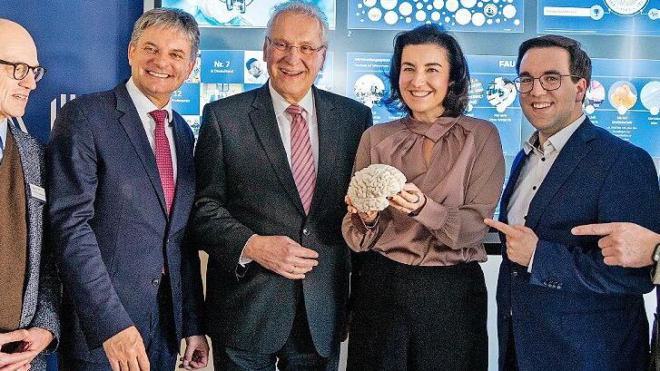 V.l.: Der &auml;rztliche Direktor des Uniklinikums Erlangen Heinrich Iro, FAU-Pr&auml;sident Joachim Hornegger, Bayerns Innenminister Joachim Herrmann, Bundesforschungsministerin Dorothee B&auml;r, Bundestagsabgeordneter Konrad K&ouml;rner und Erlangens 2. B&uuml;rgermeis...