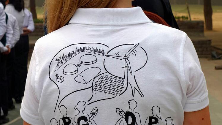 Um in Indien einheitlich  aufzutreten haben sich die Eberner Schüler  ein  Austausch-T-Shirt  zugelegt. Das Motiv hat Sophie Will, eine der Teilnehmerinnen, entworfen.