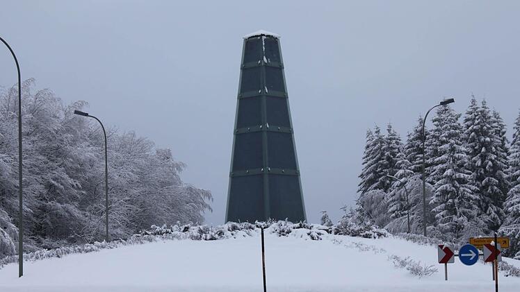 Der Steinbacher Obelisk ragt aus dem Schnee