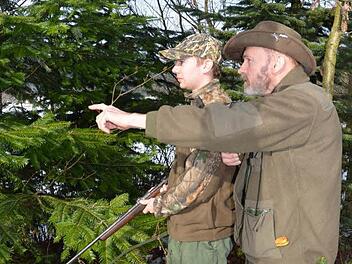 Vater und Sohn gehen gemeinsam auf die Pirsch. Der Jungjäger Philipp Bayer (links) ist mit Vater Josef Bayer, einem erfahrenen Jäger, gern zusammen, um Praxiswissen für die Jagd zu erlangen. Foto: K.-H. Hofmann