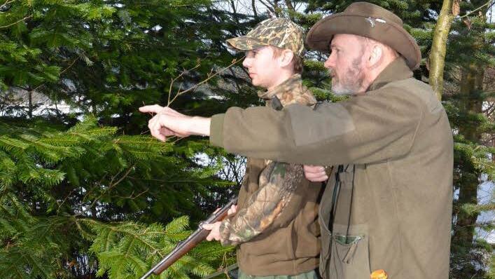 Vater und Sohn gehen gemeinsam auf die Pirsch. Der Jungjäger Philipp Bayer (links) ist mit Vater Josef Bayer, einem erfahrenen Jäger, gern zusammen, um Praxiswissen für die Jagd zu erlangen. Foto: K.-H. Hofmann