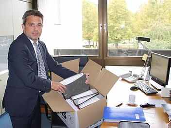 Vor eineinhalb Jahren ist er eingezogen, jetzt steht der erste Umzug an: Wie seine Mitarbeiter packte gestern auch Kurdirektor Frank Oette. Foto: Ruppert