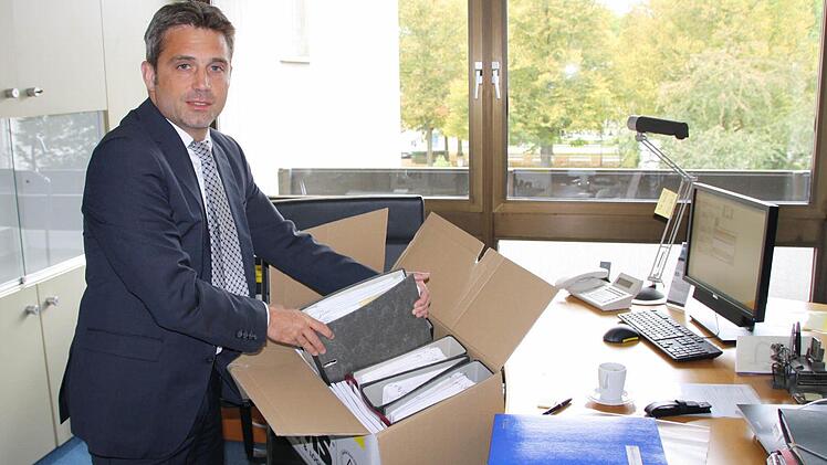 Vor eineinhalb Jahren ist er eingezogen, jetzt steht der erste Umzug an: Wie seine Mitarbeiter packte gestern auch Kurdirektor Frank Oette. Foto: Ruppert