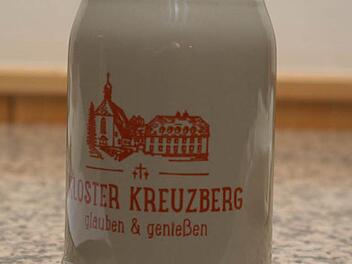 Prosit: Ab Dezember wird auf dem Kreuzberg aus Krügen mit dem neuen Logo getrunken. Foto: Pfeuffer