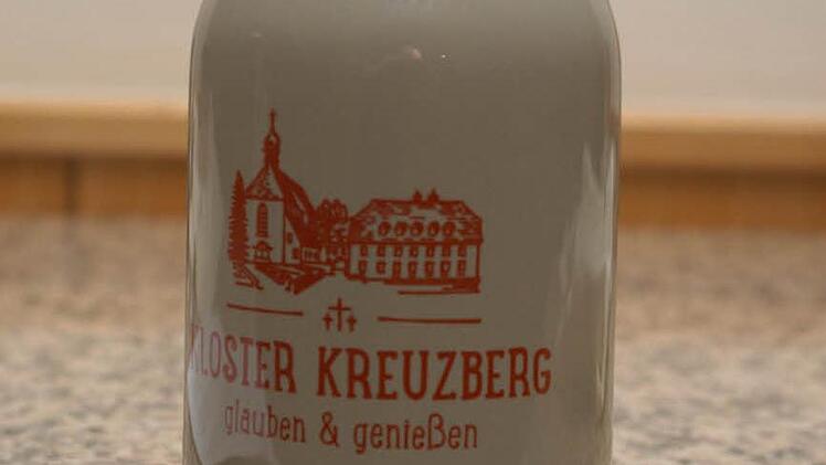 Prosit: Ab Dezember wird auf dem Kreuzberg aus Krügen mit dem neuen Logo getrunken. Foto: Pfeuffer