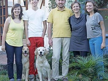 Weil mittlerweile zwei Kinder in Deutschland studieren und eines in Afrika arbeitet, werden Familienfotos im Hause Sitter immer seltener: Dieses Bild zeigt die Familie vor zwei Jahren im Garten ihres Hauses in Quito: (von links) Magdalena, Jonatan, Alexander, Sabine und Katharina. Fotos: Familie Sitter (3)/Ralf Ruppert (1)