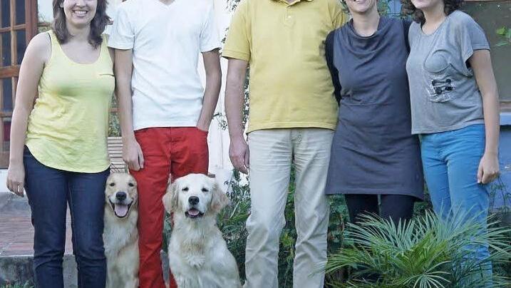 Weil mittlerweile zwei Kinder in Deutschland studieren und eines in Afrika arbeitet, werden Familienfotos im Hause Sitter immer seltener: Dieses Bild zeigt die Familie vor zwei Jahren im Garten ihres Hauses in Quito: (von links) Magdalena, Jonatan, Alexander, Sabine und Katharina. Fotos: Familie Sitter (3)/Ralf Ruppert (1)